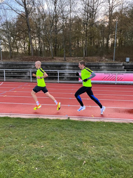 Thomas und Lucas beim 5.000m-Lauf