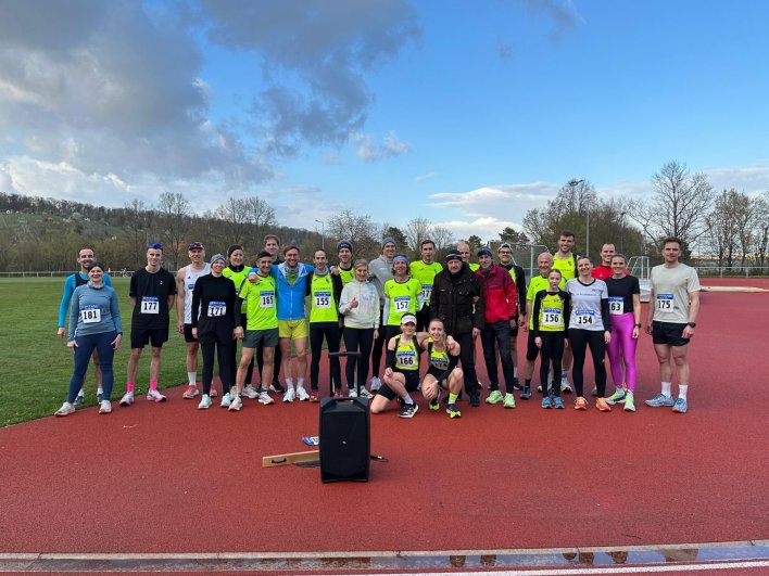 Gruppenbild beim 5.000m-Bahnwettkampf des TF Feuerbach